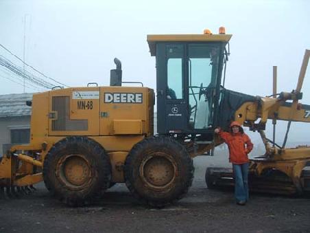 Sorry, I had to make this picture. Good to see that in the middle of nowhere you can still find a Deere!